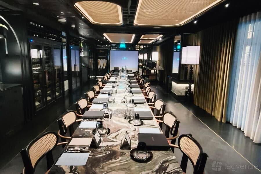 Committee Room at QT Singapore – Singapore wedding venue photo 2 of 3